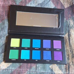 🌊 Sample Beauty – The Hydrographic Eyeshadow Palette 💙